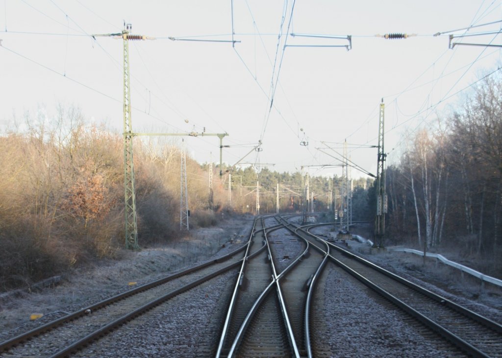4.3.2013 Berlin-Eichgestell von Biesdorfer Kreuz kommend: im Hintergrund 2 Gl geradeaus von/nach Ostbahn Ri Berlin, 2 rechts abzweigend bzw. einmndend von/nach dem Berlinder Aussenring, bei der Vorsignalbake (4 Balken) rechts abzweigend von/nach der Ostbahn Ri FRankfurt/Oder. Gl ganz links berholungsgleis.