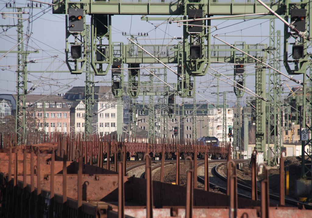4.3.2013 Dresden Friedrichstadt. IGT 246 hat die Kreuzung EC 171 abgewartet und beginnt mit Hl 3a (40>Vmax) ihren Gag nordwrts zu ziehen. (Aus EC 171 Schlusswagen aufgenommen)