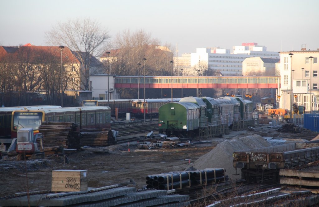 4.3.2013 S-Bahn Bw Friedrichsfelde aus umgeleiteten EC 171 aufgenommen. Im Hintergrund ist der Traditionszug erkennbar.