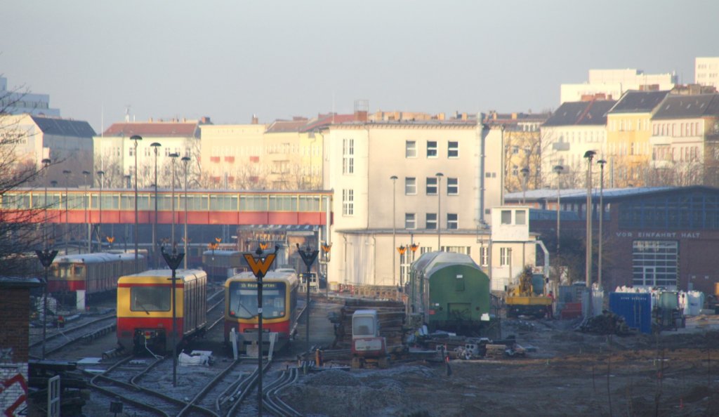 4.3.2013 S-Bahn Bw Friedrichsfelde aus umgeleiteten EC 171 aufgenommen. Im Hintergrund ist der Traditionszug erkennbar.