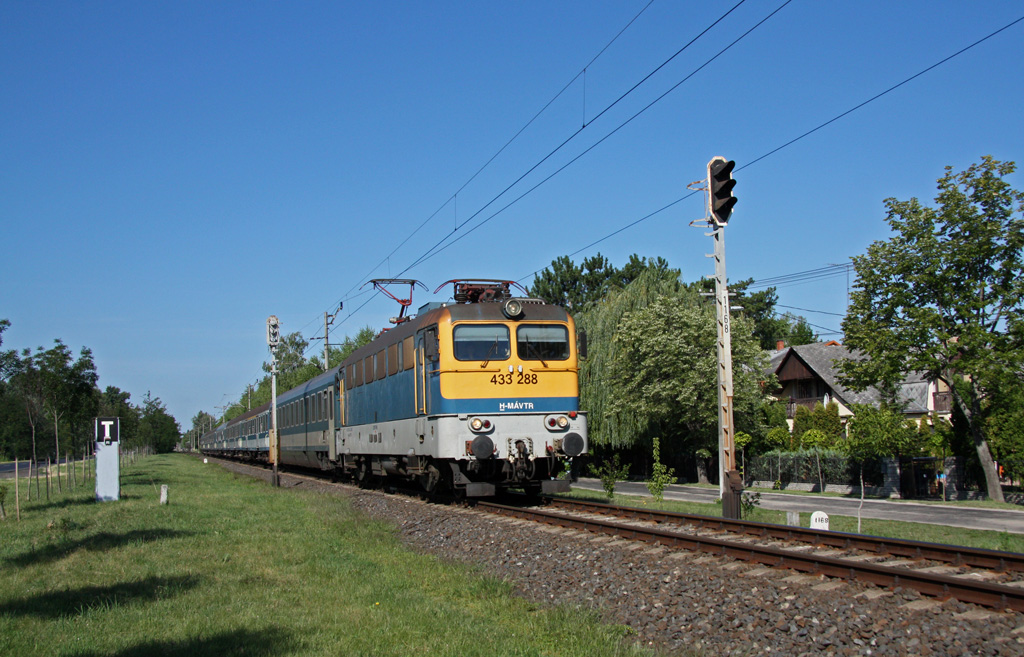 433 288 bringt am Morgen des 30.07.2012 den Schnellzug 847 nach Budapest-Keleti. Hier durchfhrt der Zug Sifok.