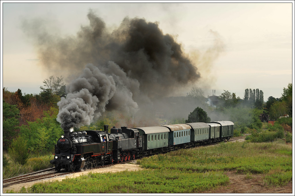 433.001 aus Brno (im Schlepp 93.1403 kalt) mit einem Personenzug bei der Parade in Strasshof am 22.9.2012 anlsslich des internationales Dampfloktreffens. Von den 60 gebauten Stck dieser Baureihe sind 6 Lokomotiven in Tschechien und der Slowakei erhalten geblieben. Drei davon, 001, 002 und 023, sind betriebsfhig.