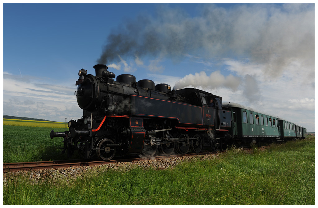 433.001 mit ihrem Sonderzug R 16980 von Znaim nach Drosendorf am 1.6.2013 kurz nach Pleiing-Waschbach aufgenommen.