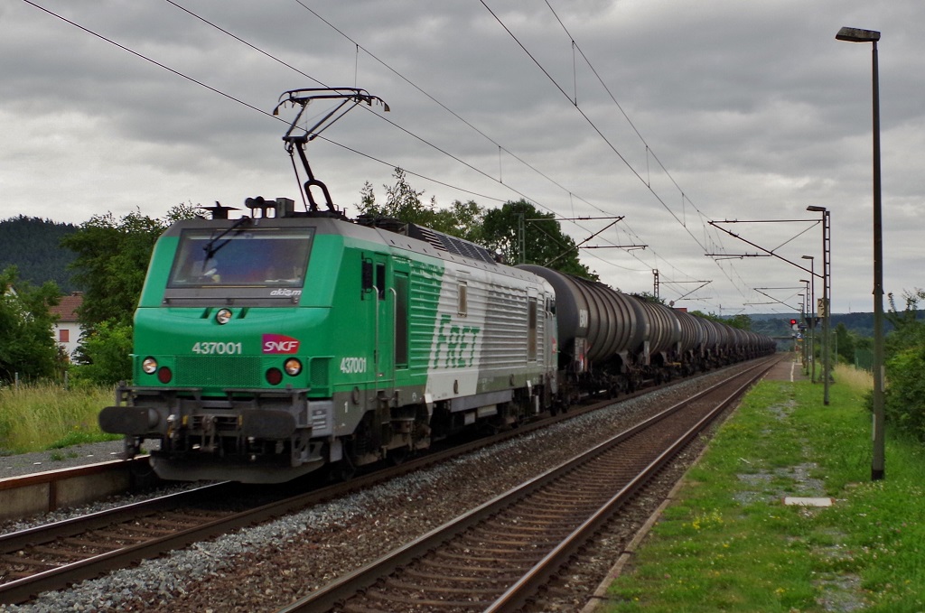 437 001 SNCF / FRET mit Kesselwagenzug am 25.06.2013 in Gundelsdorf. 