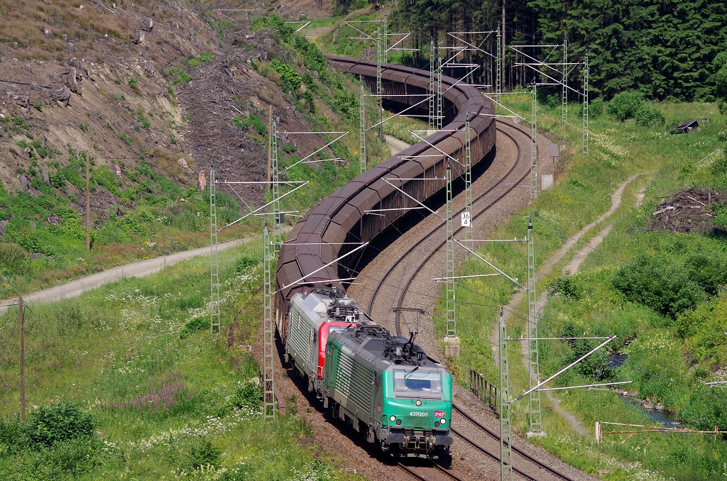 437 008 + 37 531 mit H-Wagenzug am 07.07.2013 bei Frtschendorf gen Kronach. 