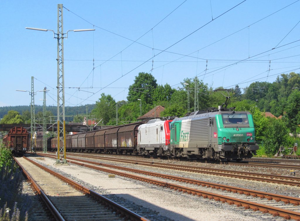 437 008 und 37 531 von Akiem ziehen am 07. Juli 2013 einen H-Wagenzug durch Kronach in Richtung Lichtenfels.