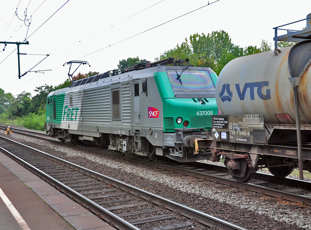 437 008 SNCF mit gem. Gterzug bei der Durchfahrt Bf-Bonn-Oberkassel - 08.10.2010