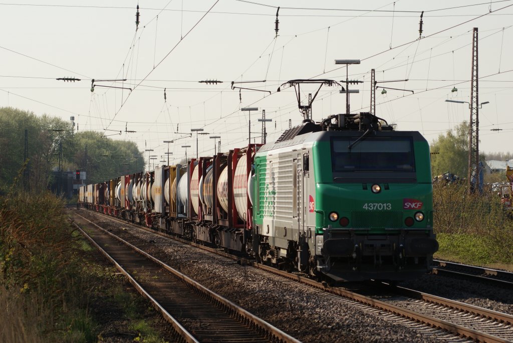 437 013 mit einem Containerzug in Hilden am 22.04.2010