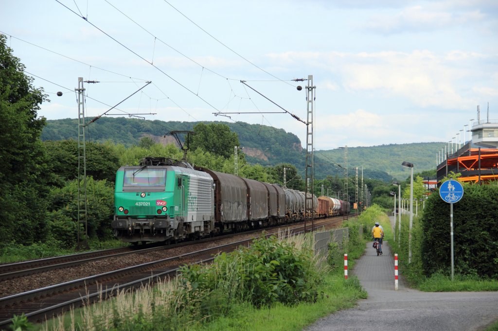 437 021 mit einem gemischten Gterzug in Bonn-Limperich am 23.06.2012