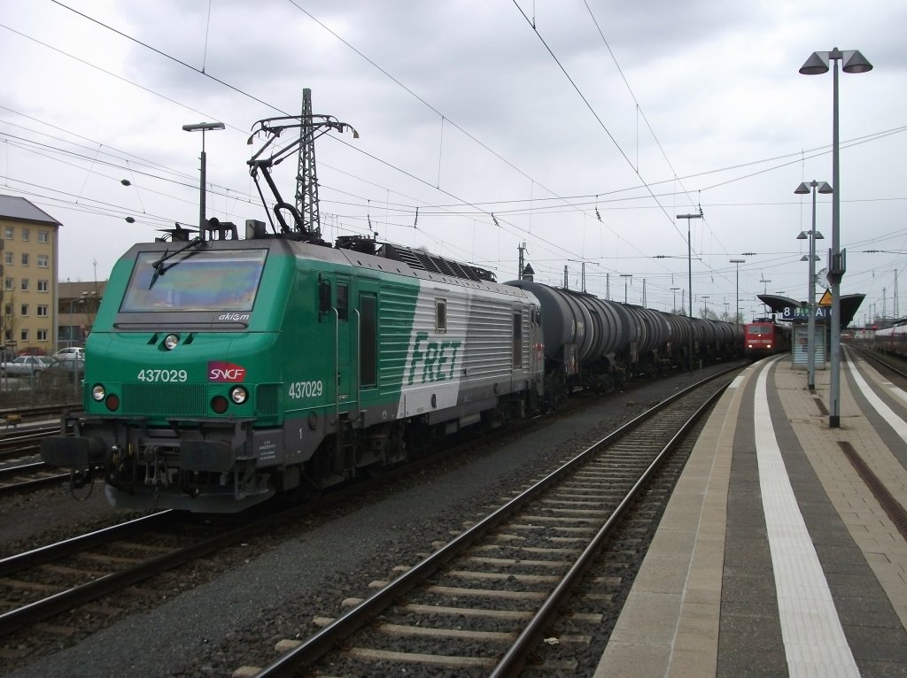 437 029 von Akiem  FRET  steht am 19. April 2013 mit einem Kesselzug im Bahnhof Bamberg.