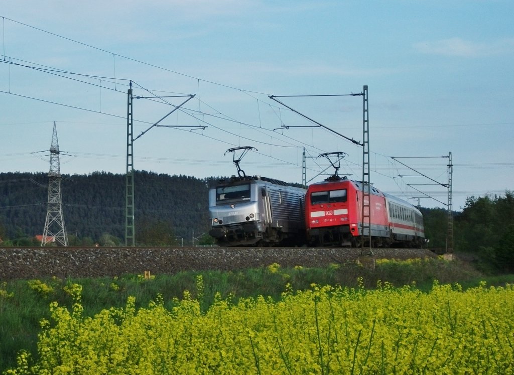 437 031 von Akiem und 101 112 treffen sich am 08.Mai 2012 mit ihren Zgen (Kessler und Intercity) in Halach(b. Kronach)