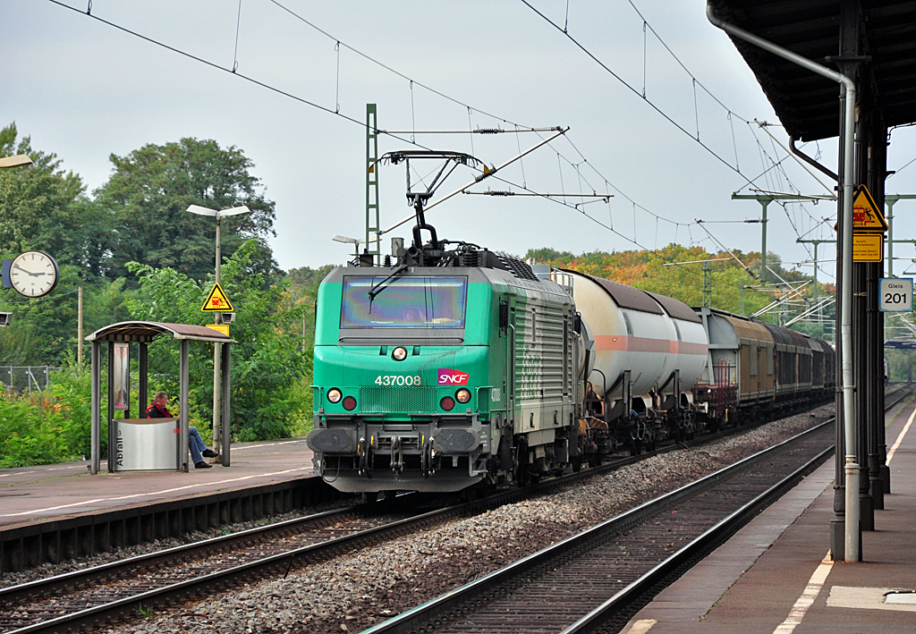 437008 SCNF FRET mit gemischtem Gterzug, Durchfahrt Bf Bonn-Oberkassel - 08.10.2010