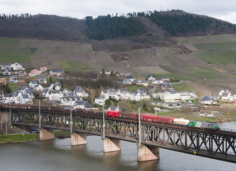 437008 von SNCF Fret nutzte am 3. April 2010 die kurze Wolkenlcke, um mit einem gemischtem Gterzug ber die Bullayer Doppelstockbrcke zu fahren.