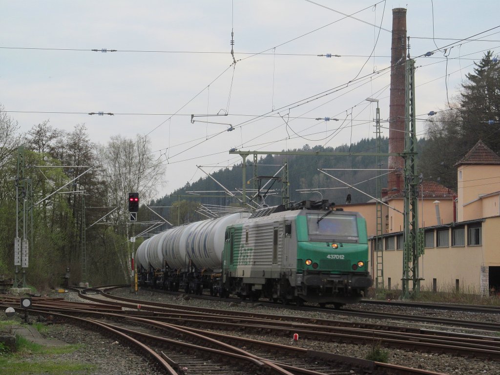 437012 vom Akiem / Fret zieht am 23. April 2013 einen Kesselwagenzug durch Kronach.