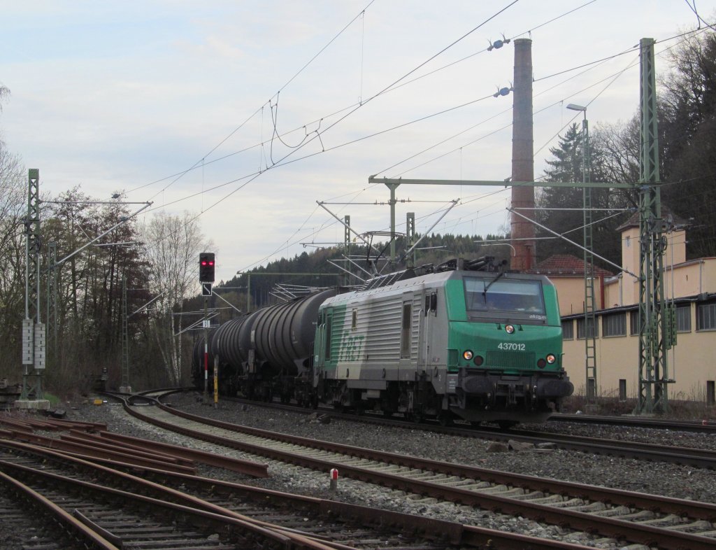 437012 von Akiem zieht am 17. April 2013 einen Kesselwagenzug durch Kronach in Richtung Saalfeld.