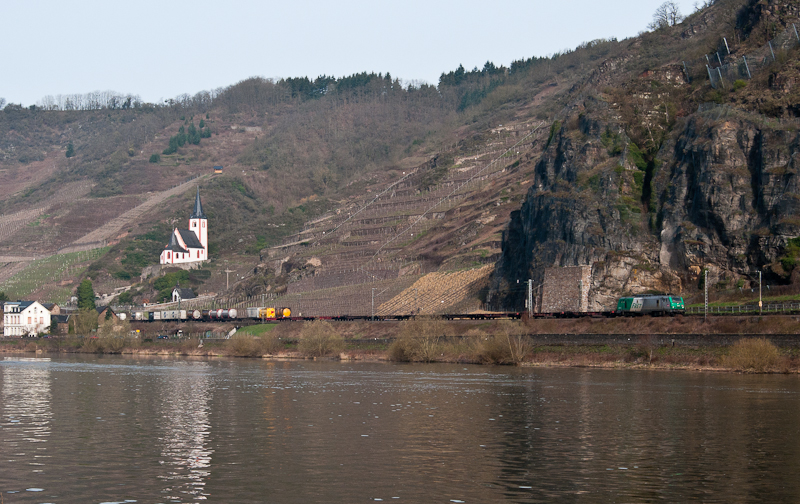 437013 von SNCF Fret mit einem Gterzug am 2. April 2010 in Hatzenport.