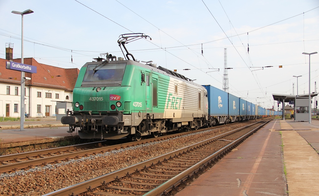 437015 beim passieren des Bahnhofs Grokorbetha mit der  blauen Wand  in Richtung Halle/Leipzig. Aufgenommen am 25.08.2011.