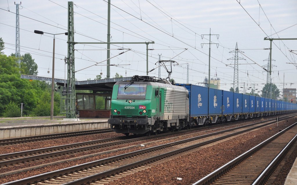 437022(Fretchen) der SNCf durchfhrt in meinem Berlin Urlaub den Bahnhof Berlin-Schnefeld Flughafen am 15.6.10