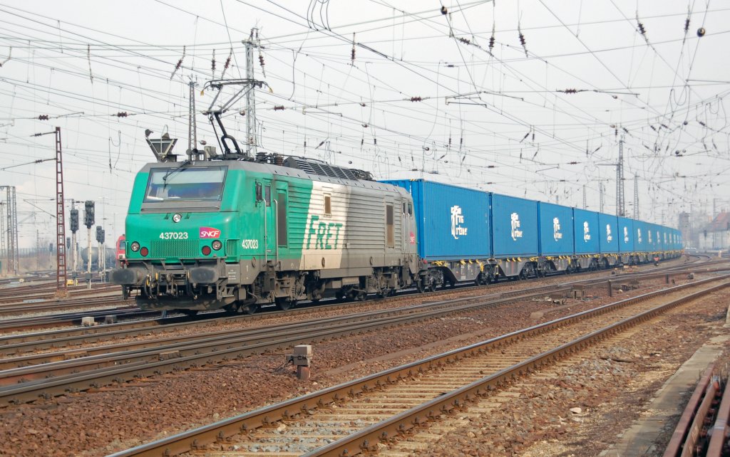 437023 der ITL zieht am 05.03.11 die Blaue Wand durch Gro�korbetha Richtung Weimar.