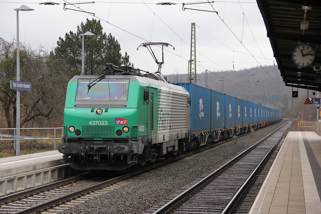 437023 mit der  blauen Wand  in Fahrtrichtung Norden. Aufgenommen am 21.12.2011 in Bad Sooden-Allendorf.