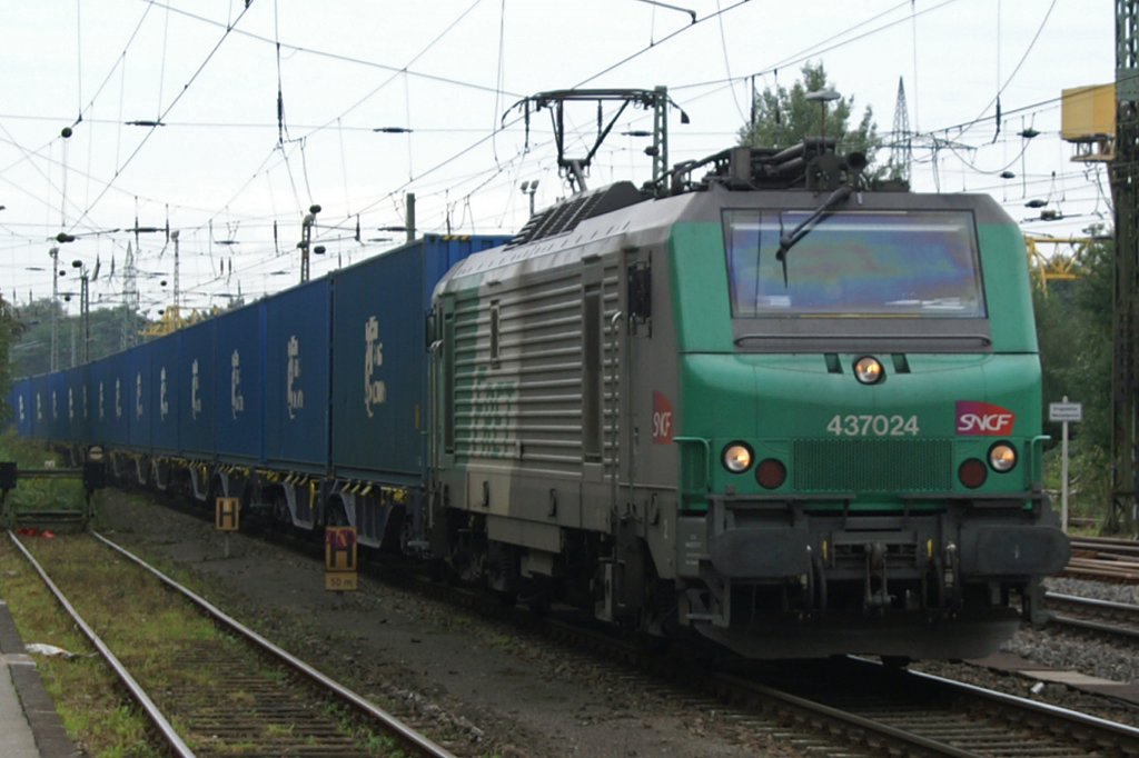 437024 mit der blauen Wand am 30.8.11 in Duisburg-Entenfang
