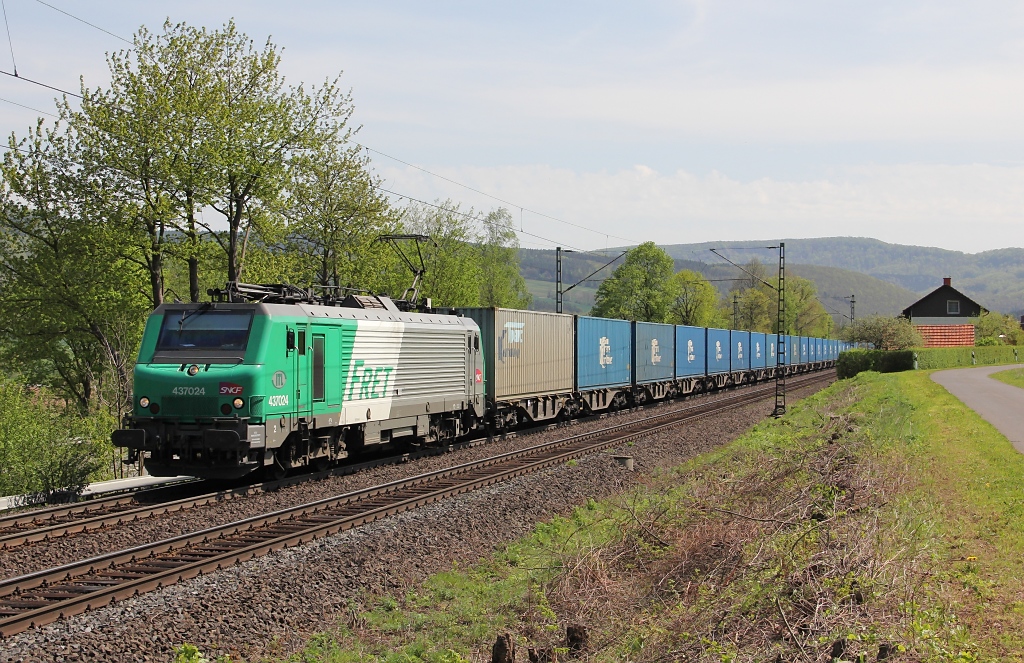 437024 mit  blauer Wand  in Fahrtrichtung Norden. Aufgenommen am 30.04.2012 bei Ellershausen.