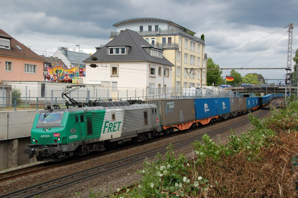 437024 von SNCF (fhrt fr ITL) mit DGS 40424 Malaszewice - Culmont-Chalindrey, besser bekannt als  blaue Wand , hier bei der  Stadtdurchfahrt  in Paderborn, links ist noch der  Break Dancer  der Libori-Kirmes zu sehen, 22.07.2011.