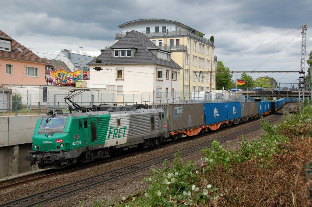 437024 von SNCF (fhrt fr ITL) mit DGS 40424 Malaszewice - Culmont-Chalindrey, besser bekannt als  blaue Wand , hier bei der  Stadtdurchfahrt  in Paderborn, links ist noch der  Break Dancer  der Libori-Kirmes zu sehen, 22.07.2011.