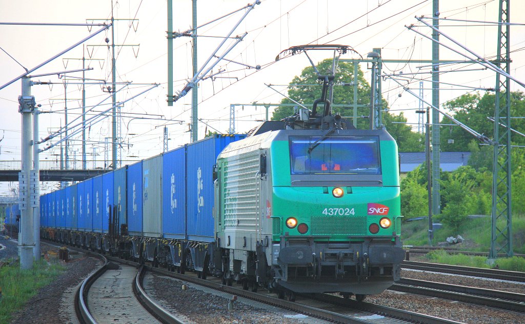 437024 von der SNCF und ITL kommt durch Berlin-Flughafen-Schnefeld  mit einem Containerzug (Blaue Wand) aus Culmont-Chalindrey(F) und fhrt nach Malaszewice(PL) und fhrt in Richtung Polen bei der Abendstimmung am 19.5.2012.