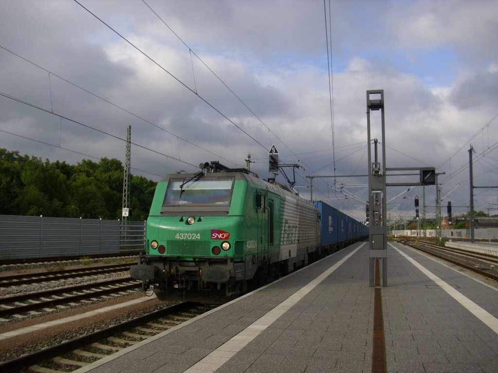 437024 der SNCF zieht am 31. August 2010 einen Containerzug durch den Erfurter Hbf.