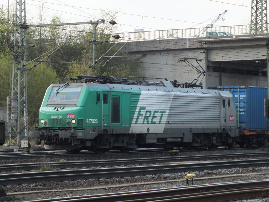 437026 der Fret mit einem KLV-Zug gen S�den (Fulda, 20.04.12)