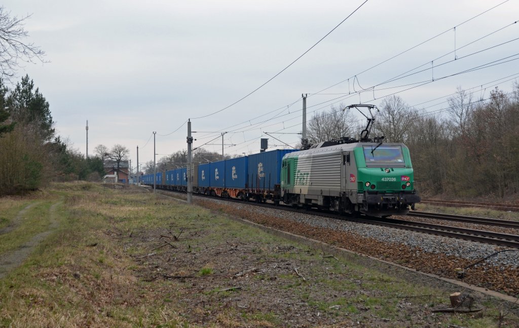 437026 der ITL zog am 09.04.12 die Blaue Wand durch Burgkemnitz Richtung Wittenberg.