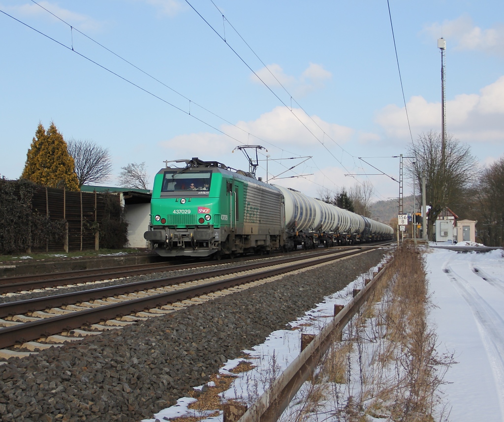 437029 mit einem Ganzzug aus nagelneuen weien GATX-Kesselwagen in Fahrtrichtung Sden. Aufgenommen am 10.02.2013 in Ludwigsau-Friedlos.