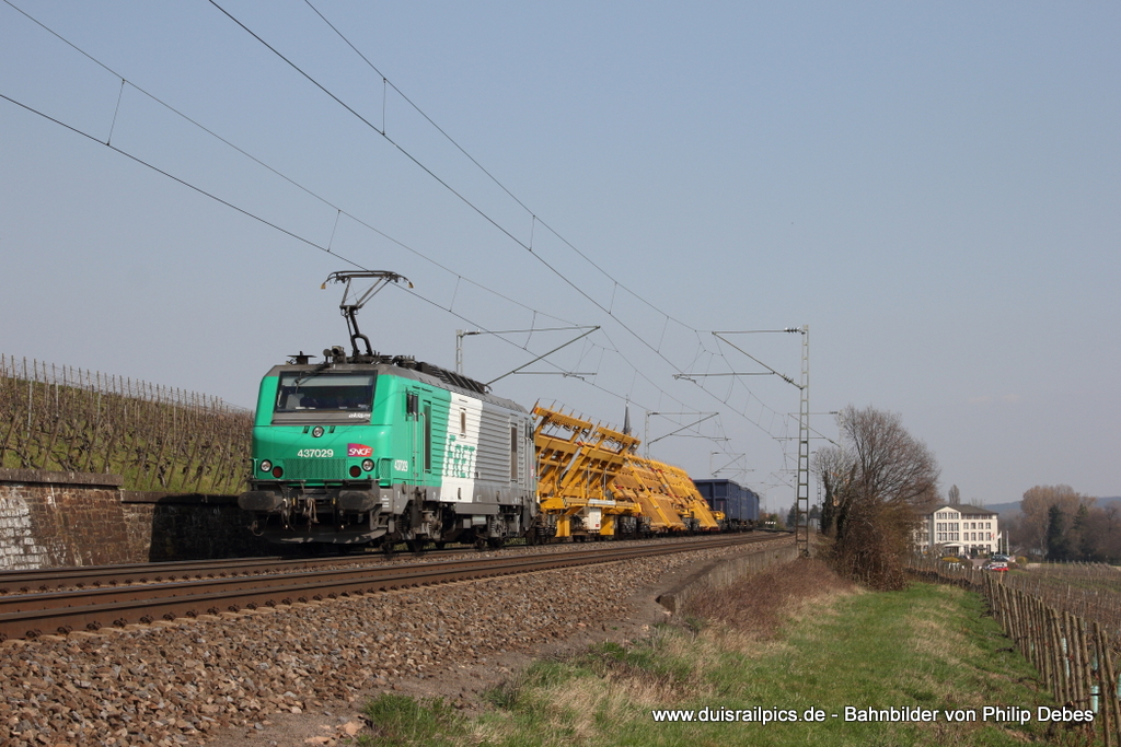 437029 (SNCF Fret) fhrt am 24. Mrz 2012 um 14:03 Uhr mit einem Gterzug durch Erbach (Rheingau)