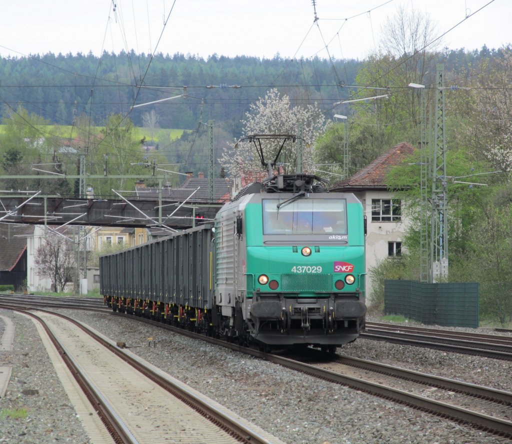 437029 der SNCF zieht am 29. April 2012 den DGS 32874 Brandenburg Gbf -  Stuttgart-Untertrkheim durch Kronach.