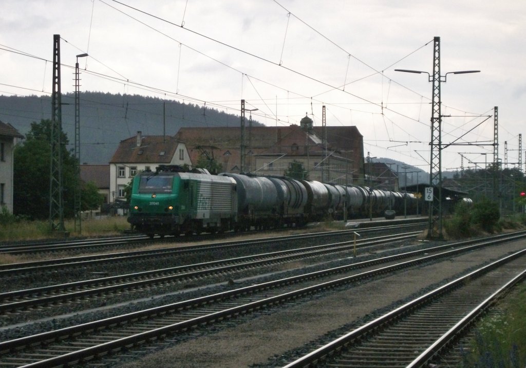 437041 durchfhrt mit einem Kesselzug am 28. Juni 2013 den Bahnhof Kronach Richtung Saalfeld.