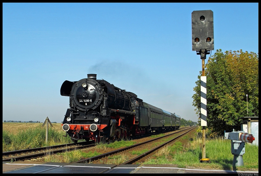 44 1486-8 hat mit ihrem Leerreisezug aus Stafurt den Bahnhof Kthen fast erreicht, von dort wird der  Salzlandexpress  mehrere Fahrten nach Aken zum Stadtfest unternehmen. (18.8.2012)