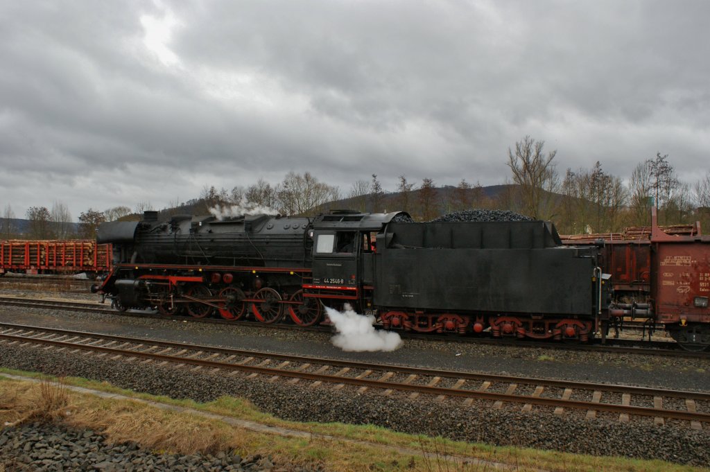 44 2546-8 bei der Ankunft in Walldorf mit einem leeren Zug am 12.04.2013