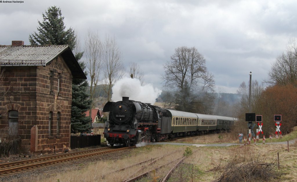 44 2546-8 mit dem DPE 306 (Meiningen-Eisenach) in Wasungen 12.4.13