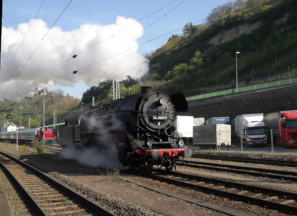 44 2546-8 rast in den Bahnhof Linz(Rhein) am 24.4.10.