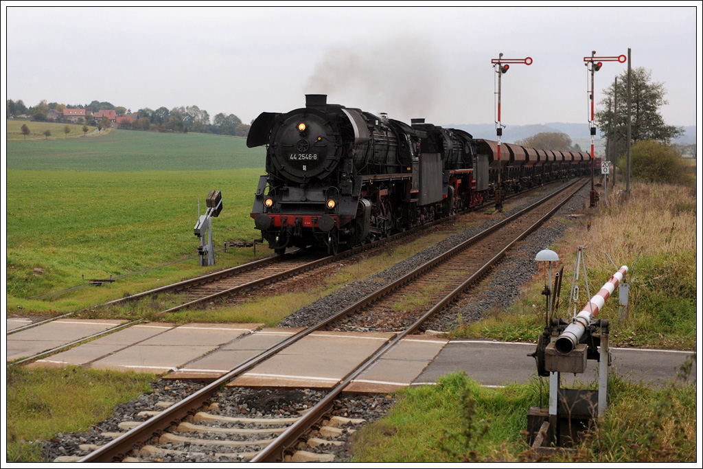 44 2546 als Vorspann und 44 1486 als Zuglok vor dem als intern bezeichneten Plangterzug DGz 106 von Eisenach nach Immelborn am 27.10.2011 bei der Einfahrt in Oberrohn. 