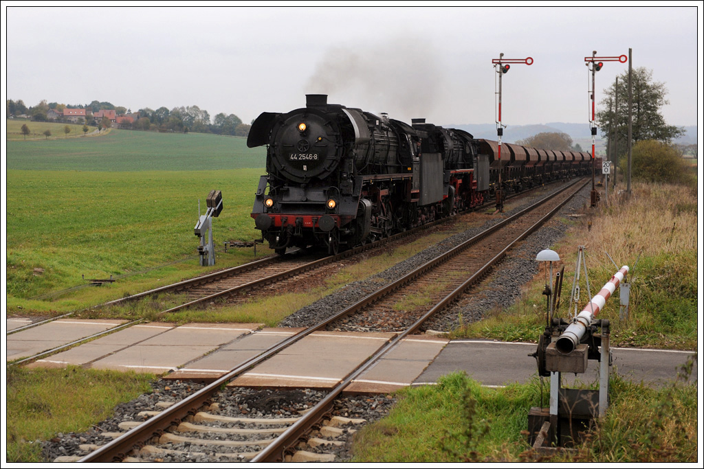 44 2546 als Vorspann und 44 1486 als Zuglok vor dem als intern bezeichneten Plangterzug DGz 106 von Eisenach nach Immelborn am 27.10.2011 bei der Einfahrt in Oberrohn. 