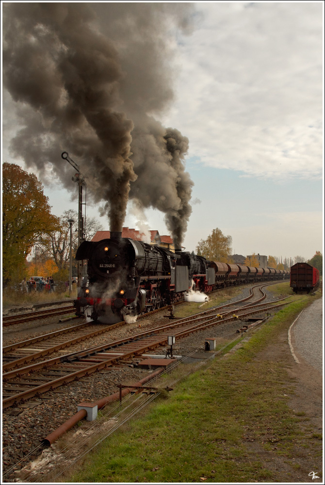 44 2546 als Vorspannlok und 44 1486 als Zuglok ziehen den 2100 Tonnen schweren Kieszug DGz 311 von Immelborn nach Eisenach. 
Immelborn  29.10.2011
