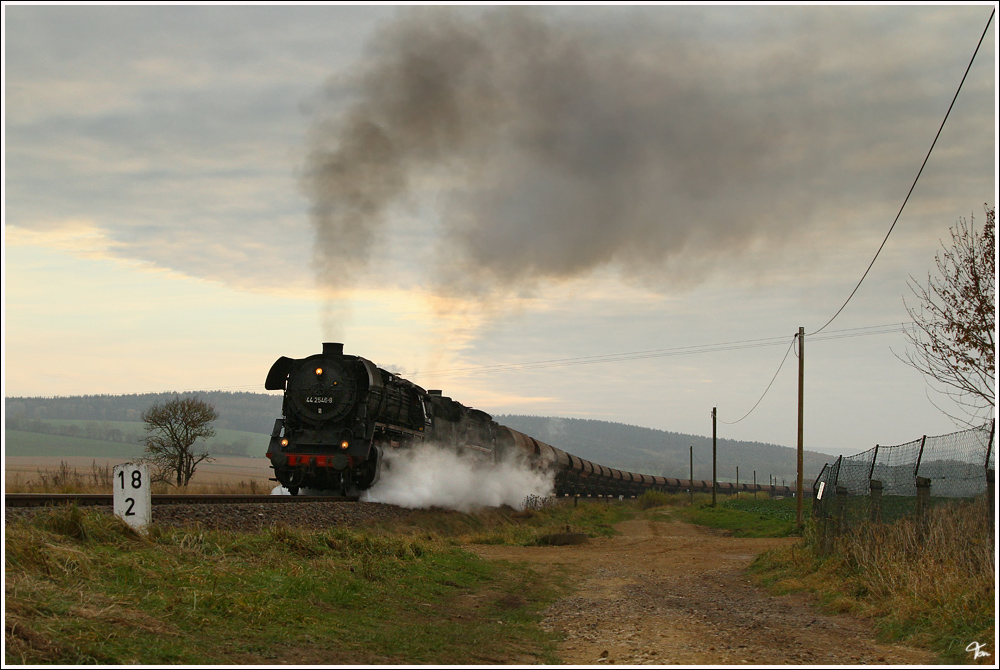 44 2546 als Vorspannlok und 44 1486 als Zuglok ziehen den 2100 Tonnen schweren Kieszug DGz 311 von Immelborn nach Eisenach.
Oberrohn 29.10.2011

