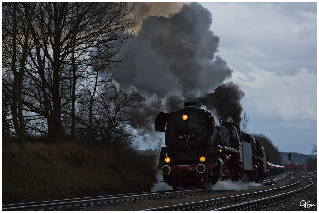 44 2546 als Vorspannlok und 44 1486 als Zuglok, bei der Ausfahrt aus Marksuhl mit dem 1600t schweren DGz 209 (Immelborn - Eisenach).
11.04.2013