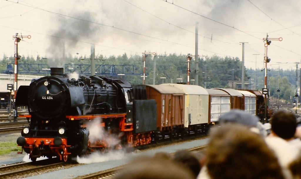 44 404 mit Gterzug auf der Fahrzeugparade  Vom Adler bis in die Gegenwart , die im September 1985 an mehreren Wochenenden in Nrnberg-Langwasser zum 150jhrigen Jubilum der Eisenbahn in Deutschland stattgefunden hat.