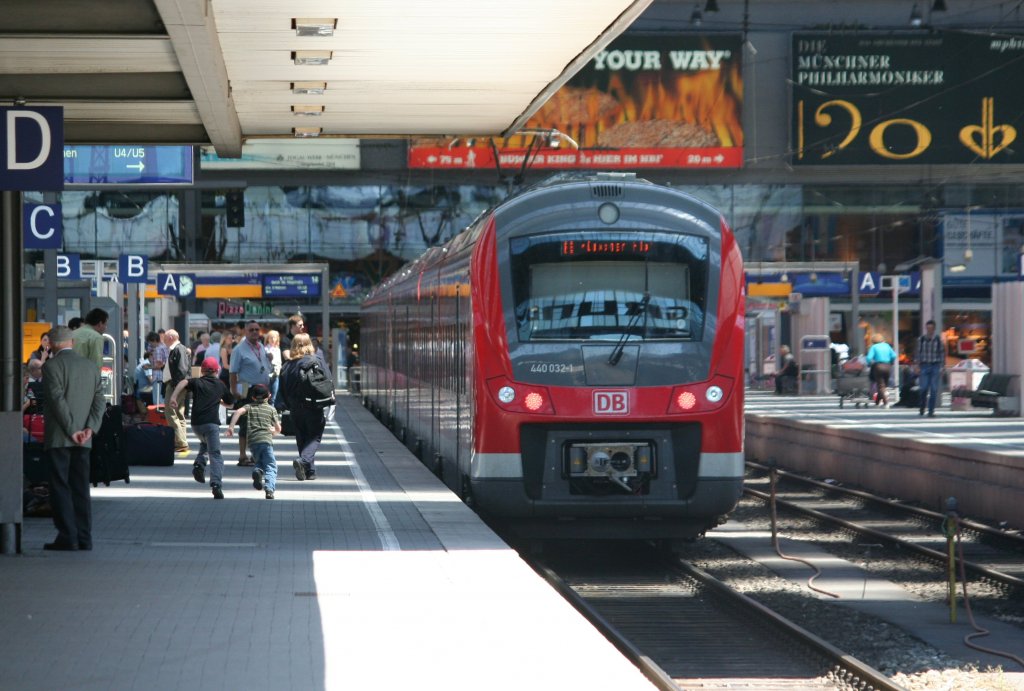 440 032-1 und 440 019-8 werden in Krze Richtung Augsburg Hbf aufbrechen, Mnchen Hbf, 05.06.10