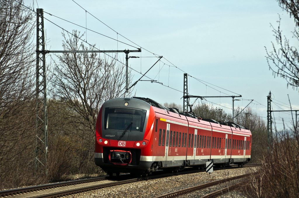 440 043 als Donau-Isar Express am 02.04.2011 kurz nach Plattling.