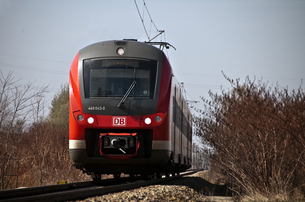 440 043 als RE 4064 von Mnchen Hbf nach Passau Hbf, am 02.04.2011 kurz vor Plattling.