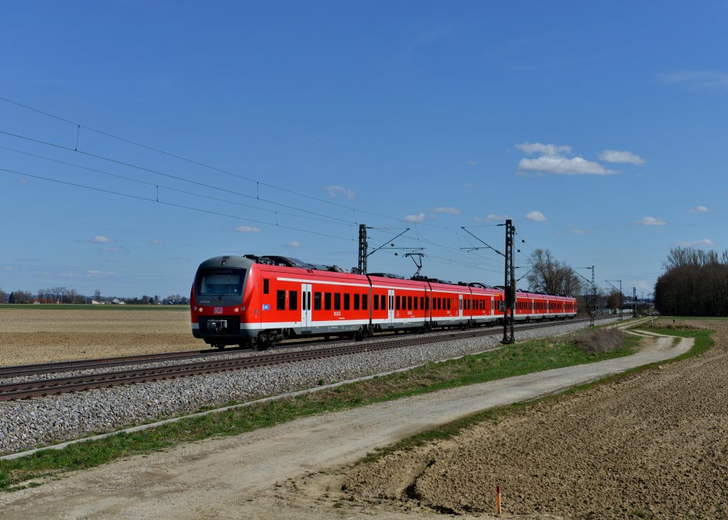 440 043 und ein weiterer als RE nach Mnchen am 14.04.2013 bei Langenisarhofen.